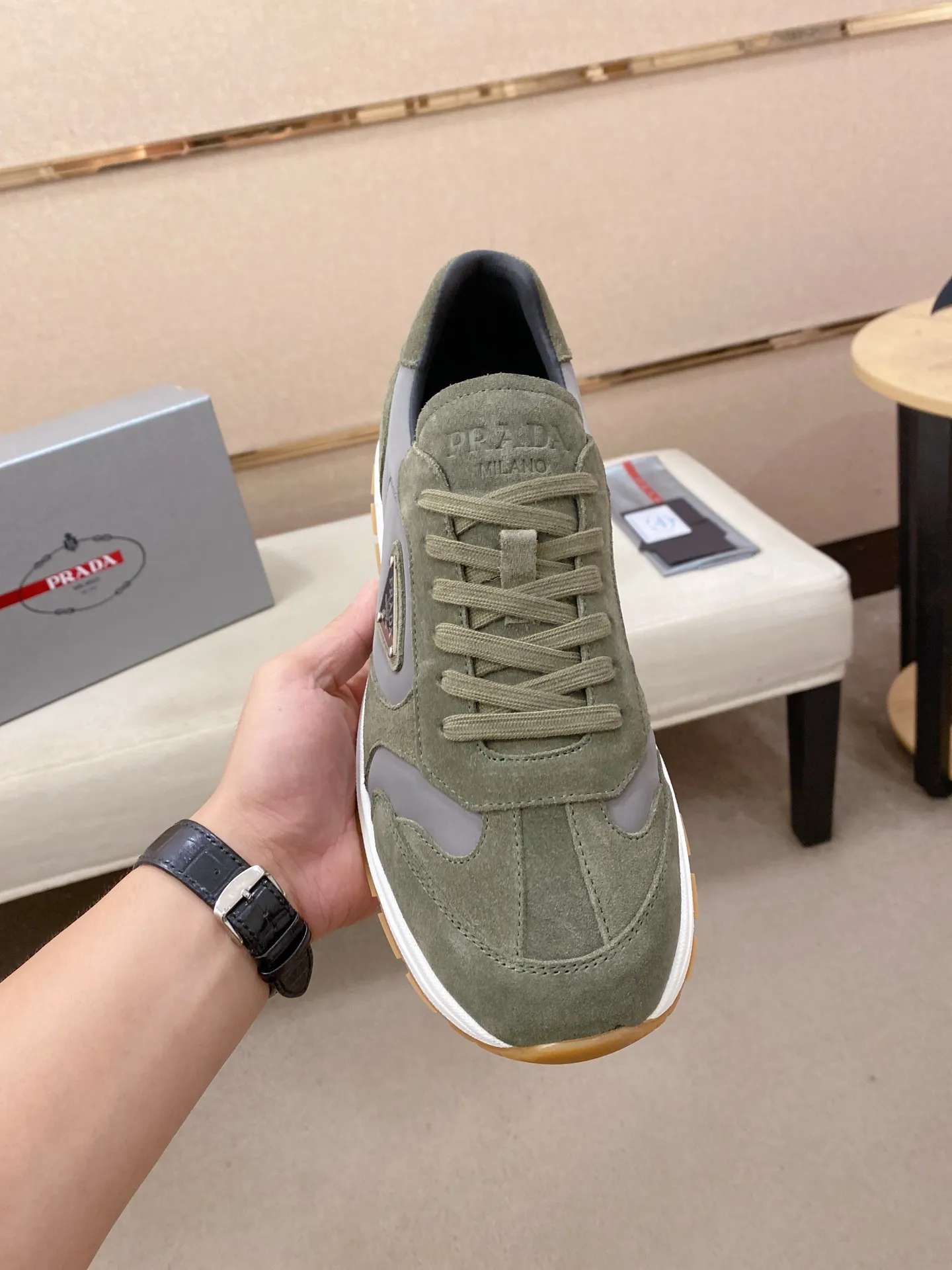 Men's Men's Shoes 💰 620💰 ✔️✔️✔️High version High-quality new PRADA (Prada) counters are launched simultaneously. The new men's shoes and 😘fabrics are selected from first-layer cowhide fabrics. Lining: Imported cowhide leather lining. 👍🏿High-end☄️Open-molded non-slip rubber outsole, exquisite lines, simple and elegant, comfortable and high-end for leisure travel. Code number: 38 to 45